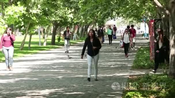 学生们悠闲地行走视频