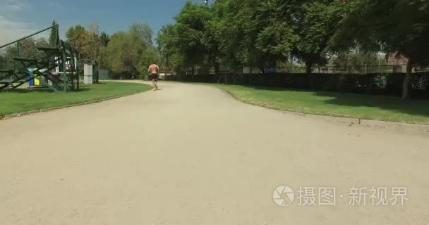 赛跑者在公园里培训视频