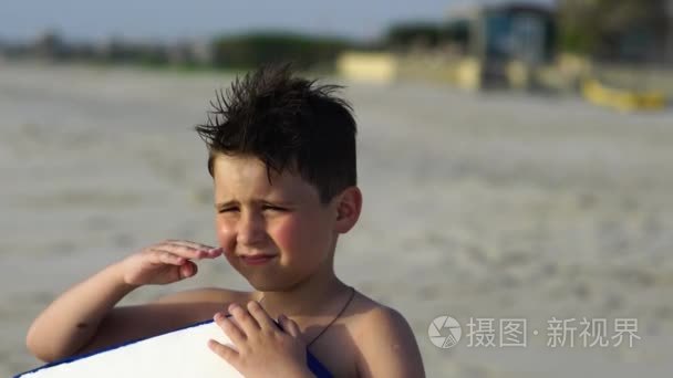可爱的小学男孩冲浪板与合影视频