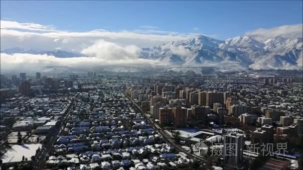 在智利圣地亚哥山雪后的鸟瞰图视频