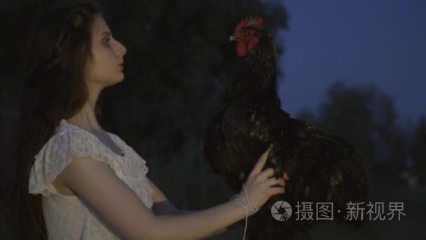 自然与一只公鸡在双臂上的女孩视频