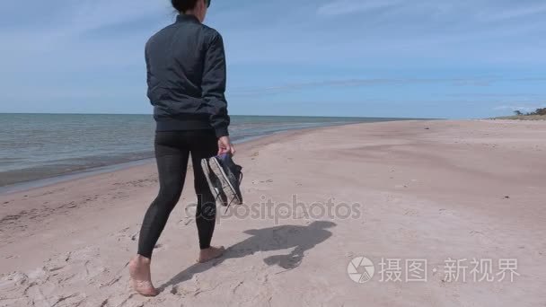 赤脚走在沙滩上的女人视频
