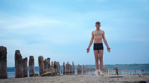 在原始的海滩上瑜伽人冥想视频