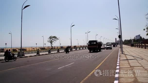 玛丽娜海滩道路繁忙的街道场景在印度钦奈