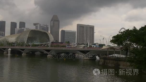 桥在新加坡市中心的视图
