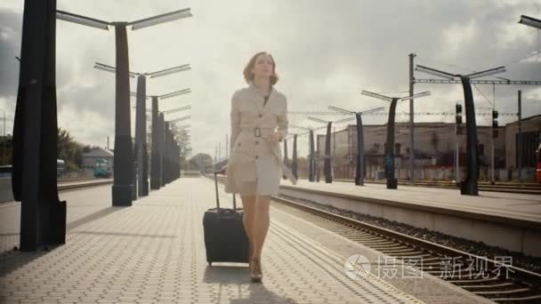 女人提着行李走在火车站视频