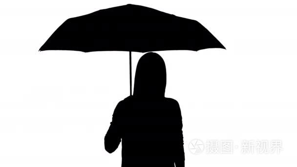 一个女人牵着一把伞的剪影视频