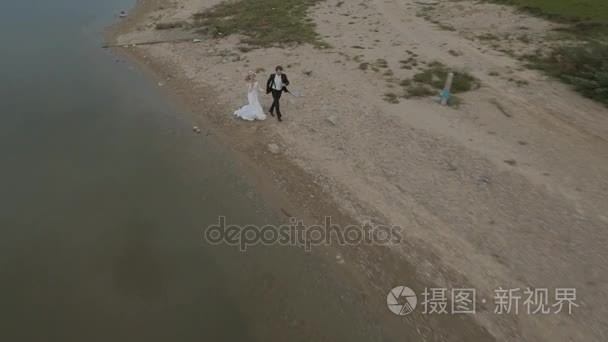 结婚度蜜月的夫妇视频