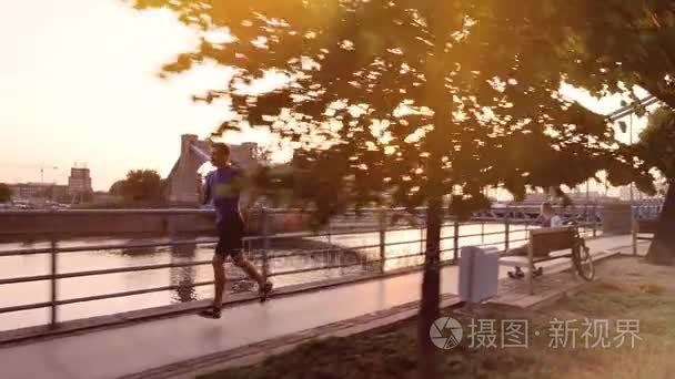 在城市的年轻运动员赛跑者视频