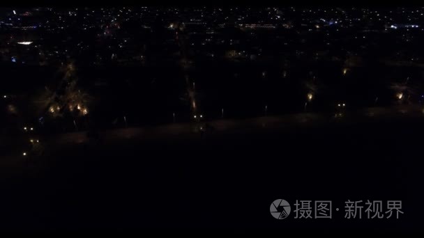 无人驾驶飞机晚上飞越洛杉矶视频