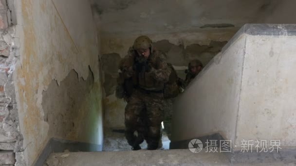 恐怖猎人特种部队搜索被遗弃的建筑物为其军事目标