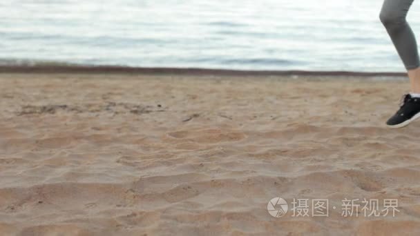 英尺的沙滩上跑步运动女孩视频