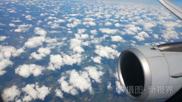 飞机涡轮发动机上的天空和云彩背景
