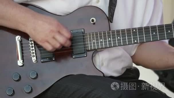 在电吉他上播放的歌曲的吉他手视频