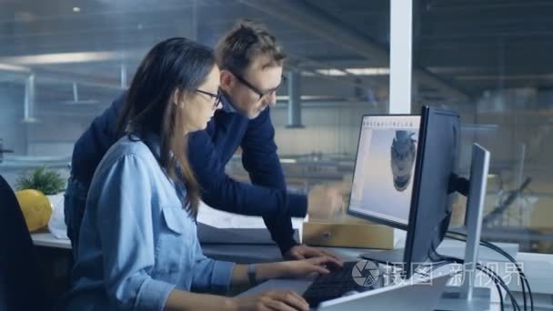 女性的工业技师和男总工程师设计 3d 涡轮  发动机模型的 Cad 软件的帮助。他们工作在两个显示器的计算机视频