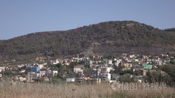 慢慢地平移在山坡基地城市视频