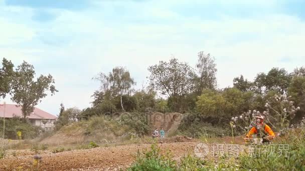 摩托车越野赛车手骑在土路上视频