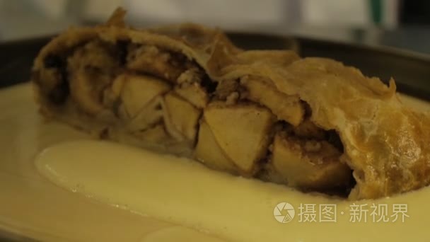 奶油汁浇在烧烤肉与马铃薯视频