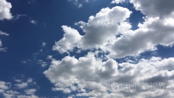 白云在蔚蓝的天空消失在烈日下。时移运动云朵蓝色天空背景。蓝蓝的天空。云。与白云的蓝天。蓝蓝的天空。云。蓝天与白云