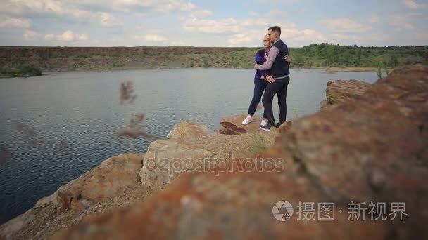 两个少年站在湖在悬崖的边缘视频