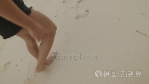 赤脚走在沙滩的女孩视频