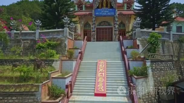 长楼梯到佛教寺庙视频