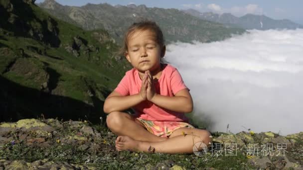 可爱的小女孩在山顶冥想视频