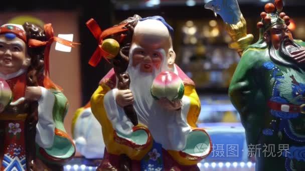 中国神话人物陶艺术品在储藏柜视频