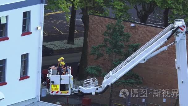 消防员行使的消防车梯子视频