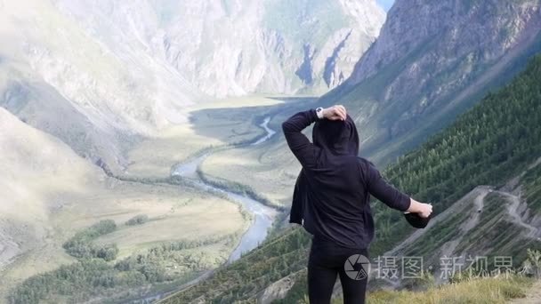 年轻人看着太阳在户外在日出或日落高清录像的自然山后面观视频