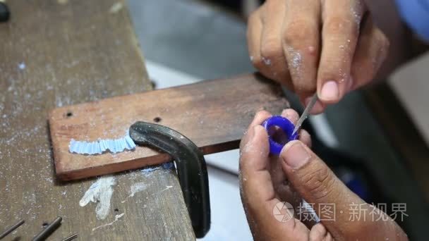 珠宝工匠用小手文件做一个戒指蜡模具