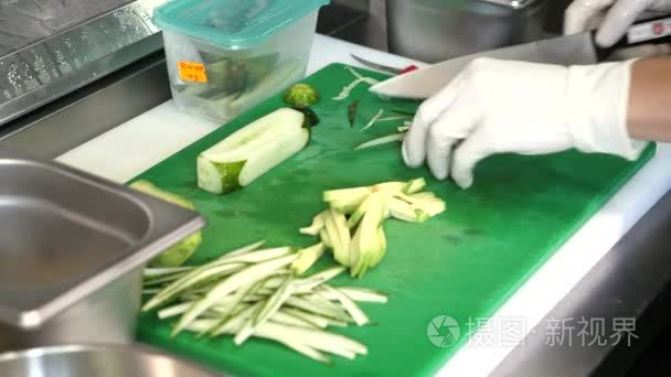 斩波新鲜黄瓜制作素食寿司卷视频