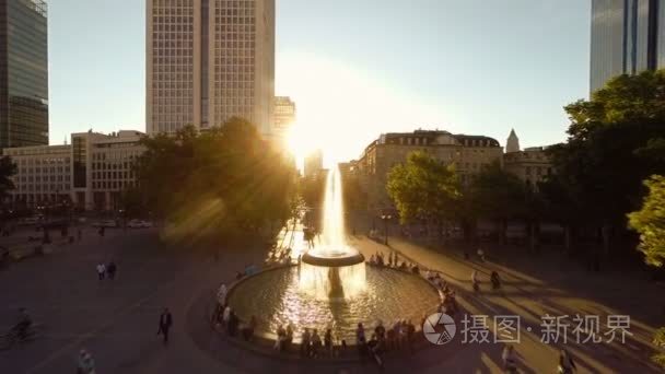 通勤者人人城市市容日落鸟瞰图视频