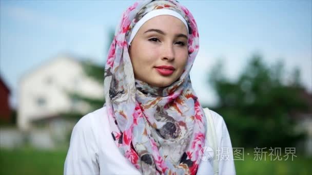 戴头巾的中东女子的室外肖像视频
