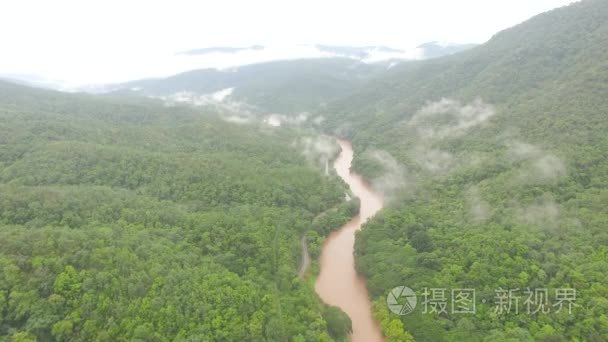 美丽的热带森林与河流，鸟瞰拍摄从无人机