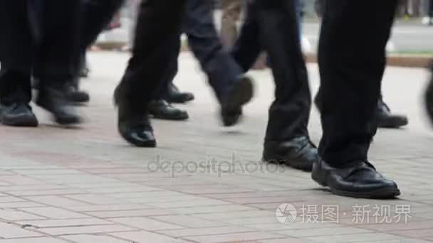 人群男性在黑色的鞋子和裤子视频