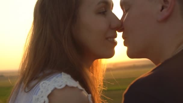 恩爱的夫妻在日落时接吻视频