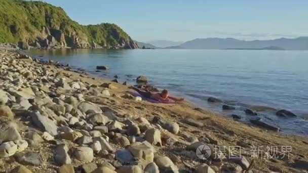 做瑜伽在沙滩海岸上的女孩视频