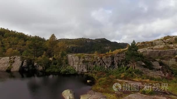 高山湖泊的鸟瞰图视频