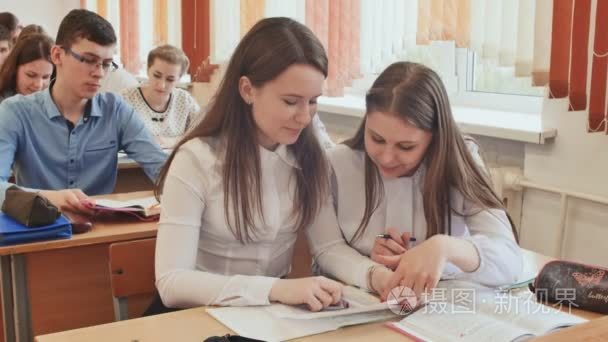 学生学习的教室在学校的桌上视频