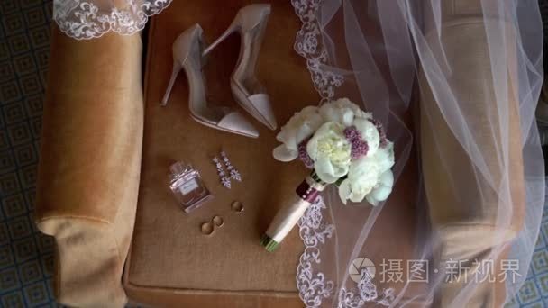 新娘的鞋子和花束视频