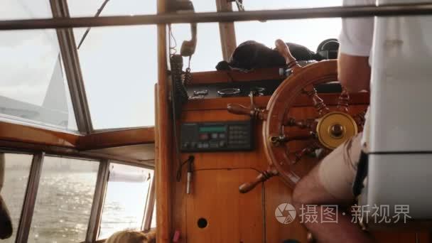 这艘船的舵是船长的手中视频
