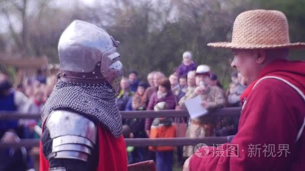 法官解释到骑士奥波莱历史重演过去中世纪武士军队阵营的战斗骑士比赛规则