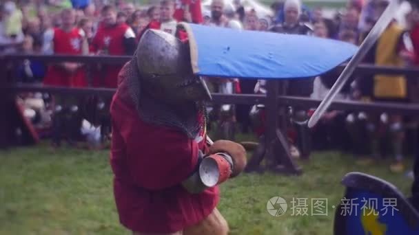 在奥波莱决斗的两个骑士历史重演过去盾形徽章的中世纪勇士军事部队营地的骑士比赛