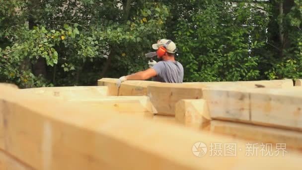 强大的伐木工人砍木头视频