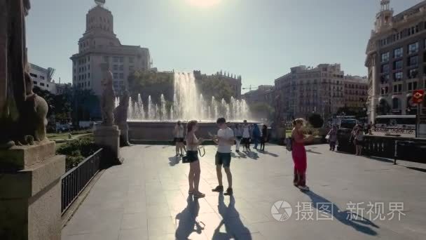 巴塞罗那，西班牙-九月 2017年。在德加泰罗尼亚广场喷泉旁边拍照的游客