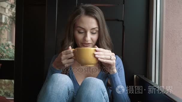 有吸引力的女人喝咖啡视频