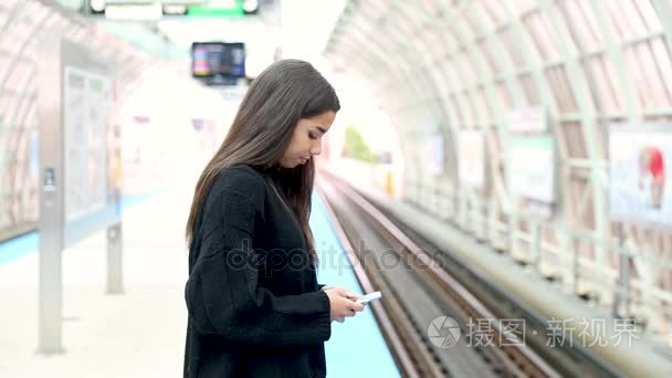 在芝加哥火车站电话的女孩视频