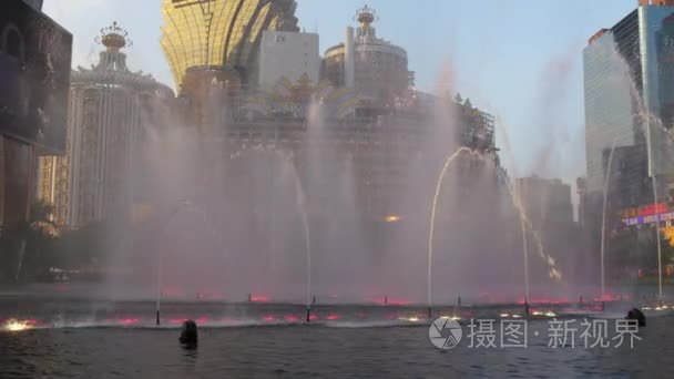照亮城市著名酒店喷泉全景视频