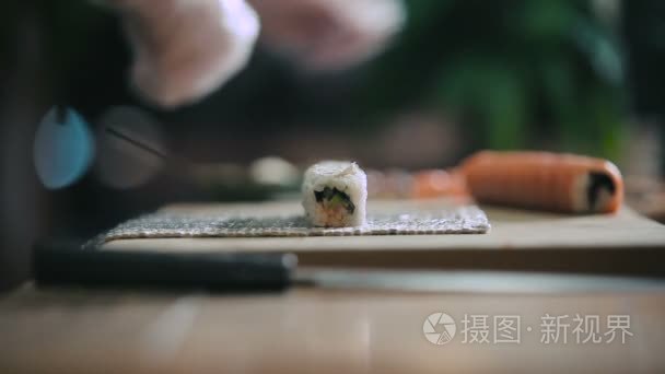男性手做饭寿司卷视频